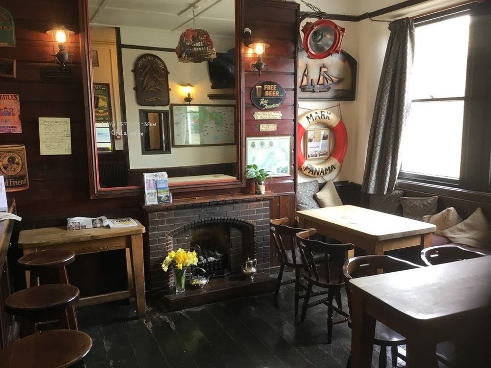 The Dock Inn เพนแซนซ์ ภายนอก รูปภาพ
